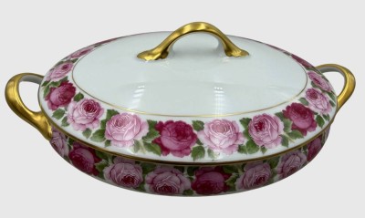 Auktion 374<br>gr. ovale Jugendstil-Deckelterrine mit Rosendekor 