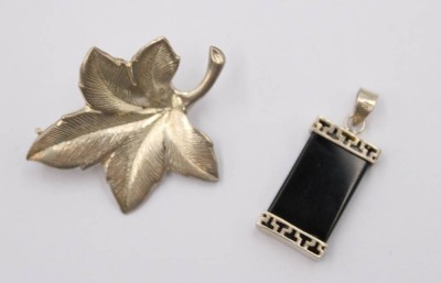 Auktion 374<br>Silber-Brosche in Blattform sowie Art-Déco Anhänger mit Onyx, ca. 2,7 bis 3,3cm [1]