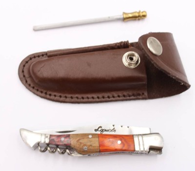 Auktion 374<br>klassisches Laguiole-Taschenmesser mit einem Griff aus mehrfarbigem Holz, Lederetui u. Wetzstein, geschlossen 12cm [1]