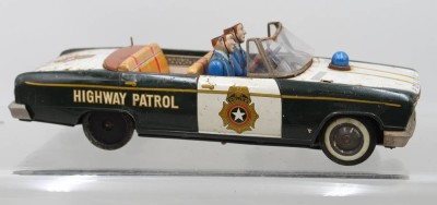 Auktion 374<br>Blechspielzeug-Polizeiauto der Marke Daiya, Japan, um 1960, bespielte Erhaltung, Fehlteile, Funktion nicht geprüft, L-38cm [1]