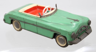 Auktion 374<br>ungarisches Blechauto, wohl 60/70er Jahre, Frontscheibe fehlt, Friktionsantrieb, L-25cm, bespielte Erhaltung [1]