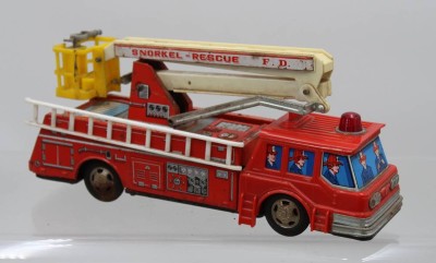 Auktion 374<br>batteriebetriebenes Vintage-Blechspielzeug-Feuerwehrauto, wohl defekt, bespielte Erhaltung, ca. H-14,5cm L-32cm [1]