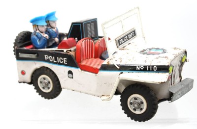 Auktion 374<br>Blechspielzeug-Polizeijeep, Daiya Japan, 60er Jahre, Fehlteile, stark bespielte Erhaltung, Antrieb defekt, ca. H-12cm L-26cm [1]
