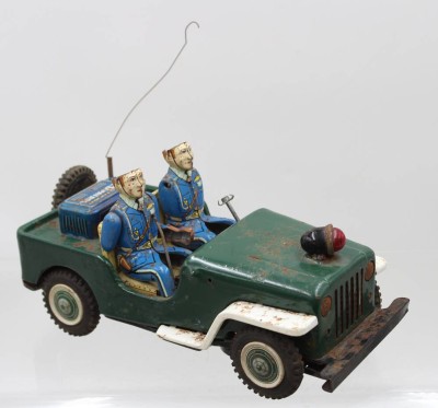 Auktion 374<br>Polizei-Jeep, Blech, 60er Jahre, wohl Japan, bespielte Erahltung, Fehlteile, ca. H-12,5cm L-27cm, Funktion nicht geprüft. [1]