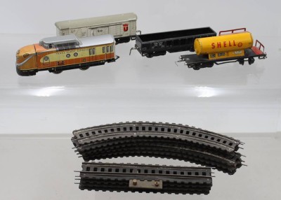 Auktion 374<br>Blechbahn, Look wohl Japan, 3 Waggons 