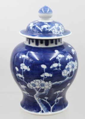 Auktion 374<br>Deckelvase, China, Kirschblütendekor, ca. H-25,5cm [1]