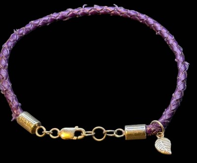 Auktion 374<br>Armband, violettes Stoffband mit Silber-925- Montur und Anhänger in Blattform, Kronenmarke, L-19 cm [1]