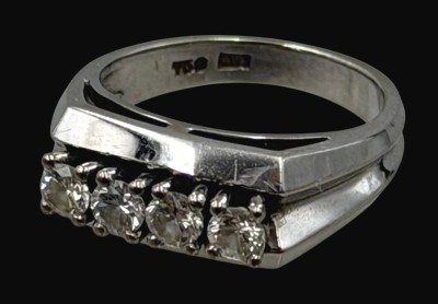 Auktion 374<br>Weissgoldring-750- mit 4 Brillanten, zus. ca. 0,75 ct anbei Rechnung von 1974,  1050 DM, RG 50, 5,5 gr [1]