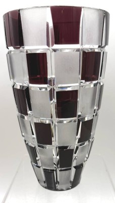 Auktion 374<br>Glasvase, Würfeldekor, lila/ mattierte Kästchen, H-21 cm, D-11,5 cm [1]