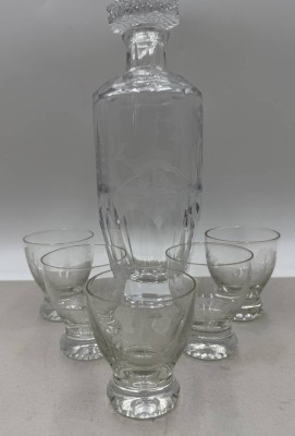 Auktion 374<br>Portwein-Karaffe mit 5 Gläsern, Barockschliff mit  div. Wild-Motiven, H-26 cm und 7,3 cm, Stöpsel mit Abplatzer [1]