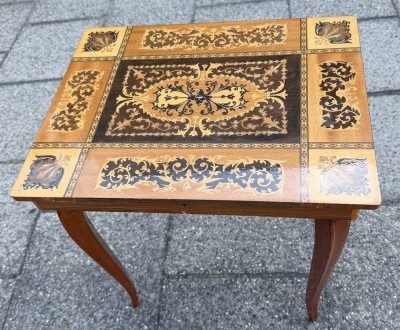 Auktion 374<br>kl. Nähtischchen mit intars. Platte und Spieluhr, Werk läuft, H-50 cm, 43x33 cm [1]