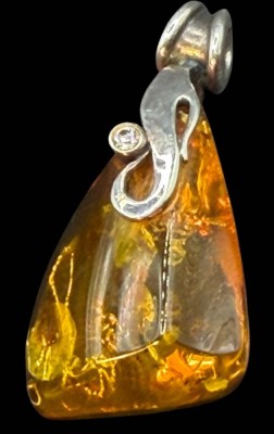 Auktion 374<br>gr. Bernsteinanhänger mit klaren Stein, Silber-925-, 2 unged. Punzen, 7 gr., H-4,3 cm [1]