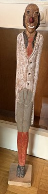 Auktion 374<br>hoher Clown, Holz, farbig gefasst. H-ca. 90 cm [1]