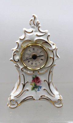 Auktion 374<br>Porzellan-Kaminuhr, Weimar, Goldzier und florales Dekor, Batteriewerk läuft, ca. H-23cm [1]