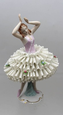 Auktion 374<br>Ballerina, Sitzendorf , Kleid aus Dresdener-Spitze (div. kleinere Beschädigungen), Unterglasurfarben,  ca. H-18cm [1]