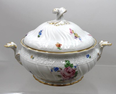 Auktion 374<br>Hutschenreuther Deckelterrine aus der Serie Dresden, florales Dekor, ca. H-20cm D-20cm [1]