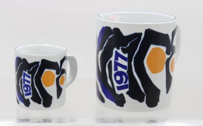 Auktion 374<br>Royal Copenhagen Jahresbecher ,1977, Entw. Inge Lise Koefoed, gr. Becher mit 925er Silberplatte, ca. H-11,5 u. 7,5cm [1]