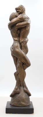 Auktion 374<br>Der Kuss, Austin Production, signiert J.Cox, Durastone,, div. kl. Abplatzer, ca. H-60cm [1]