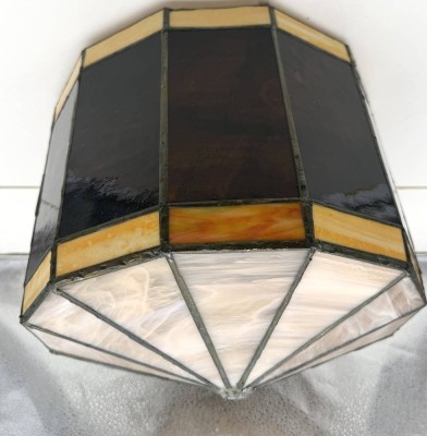 Auktion 374<br>Deckenlampe im Tiffanystil, bleiverglast, H-26 cm, D-33 cm [1]