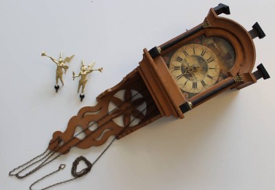 Auktion 374<br>holländische Wanduhr, „Schippertje“ oder Friesenuhr, Werk nicht geprüft, Gewichte fehlen und eine Figur, ca. L-73cm B-25,5cm [1]