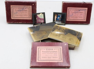 Auktion 374<br>Konvolut div. Negativ-Platten, älter, Gebäude und Personen, ca. 13 x 18cm [1]