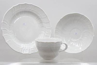 Auktion 374<br>Gedeck, Meissen, Schwertermarke, Weißporzellan, Tasse 4 Schleifstriche, Teller je 2 Schleifstriche, Tasse H-6,5cm [1]