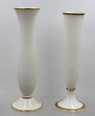 Auktion 374<br>Paar Vasen, Hutschenreuther u. Fürstenberg,  je mit Goldrand, 1x Stand wackelig, ca. H-31,5 u. 30,5cm [1]