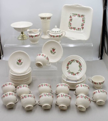 Auktion 374<br>Restservice, Wedgwood, Rosalind, 13x Tassen, 9x Kuchenteller, 12  xU.T., Tablett, Milch und Zucker, Vase und Fussschale, 2x Tasse bestossen [1]