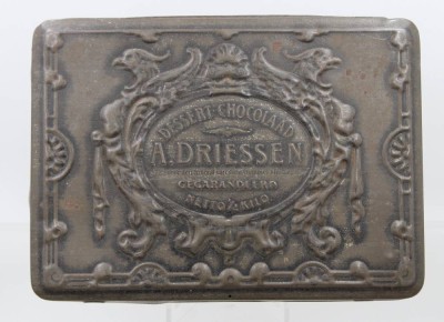 Auktion 374<br>Blechdose für Dessertschokolade der niederländischen Kakaomarke A. Driessen, wohl 20er Jahre, Altersspuren, ca. H-4cm B-25cm T-18cm [1]