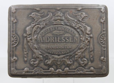Auktion 374<br>Blechdose für Dessertschokolade der niederländischen Kakaomarke A. Driessen, wohl 20er Jahre, Altersspuren, ca. H-4cm B-25cm T-18cm [1]