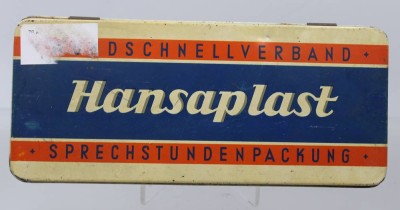 Auktion 374<br>alter Hansaplast-Blechkasten mit etwas Inhalt, ca. H-4,5cm B-24cm [1]