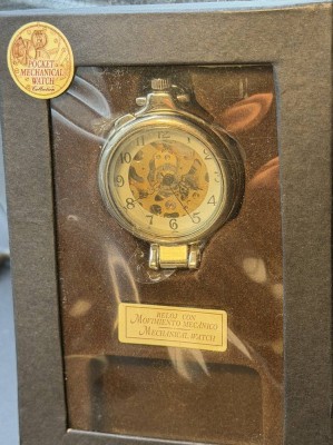 Auktion 374<br>mechan. Taschenuhr, neu in OVP, komplett, Werk läuft, D-4,5 cm [1]