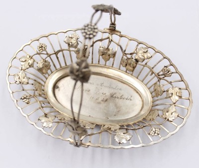 Auktion 374<br>kl. Henkelschale, versilbert, mittig Punktgravur und datiert (19)25, ca. H-3,5cm B-17,5cm [1]