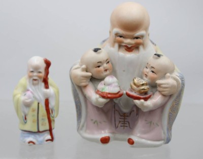 Auktion 374<br>2x Figuren des chinesischen Langlebigkeitsgottes Shou Xing, ca. H-14cm B-12cm u. H-9cm [1]