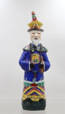 Auktion 374<br>polychrome Porzellanfigur eines chinesischen Würdenträgers, bemalt, gemarkt, Hutspitze geklebt, ca. H-38cm [1]