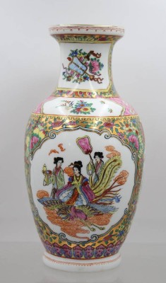 Auktion 374<br>Porzellanvase im Stil der Famille Rose, ca.H-30cm [1]
