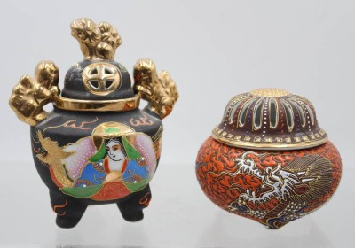 Auktion 374<br>handbemaltes japanisches Satsuma-Moriage-Räuchergefäß und Duftdose, gemarkt, ca. H-12,5 u. 8cm [1]
