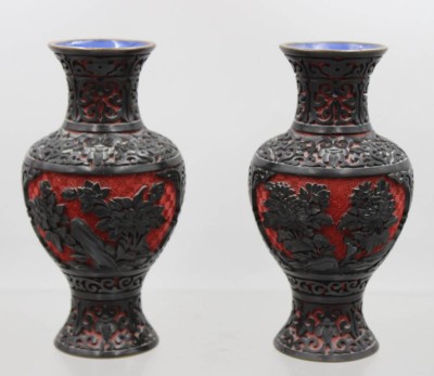Auktion 374<br>Paar chinesische geschnitzte Zinnoberlack-Vasen, schwarzen Blumenmotiven auf rotem Rautenmuster-Grund, ca. H-18cm [1]