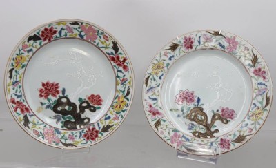 Auktion 374<br>Paar antike chinesischer Porzellanteller im Famille-rose-Stil, 1 Teller mit Chips und altrissig, ca. D-22,5cm [1]