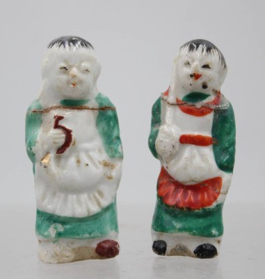 Auktion 374<br>Paar kleine Porzellanfiguren, wohl älter, geklebt, ca. H-7,5cm [1]