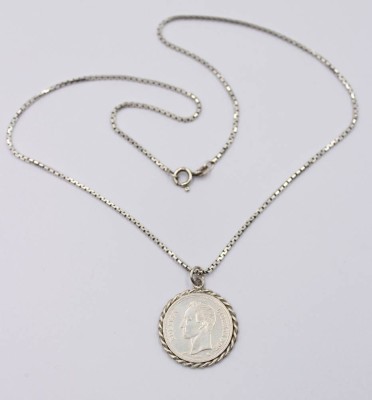 Auktion 374<br>925er Halskette mit Mü+nzanhänger, venezolanische 1-Bolívar-Silbermünze 1965, zus. 13,6gr., ca. L-50cm Anh. D-2,5cm [1]