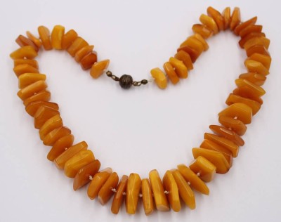 Auktion 374<br>Butterscotch-Bernsteinkette, Steine im Verlauf, ca. 50gr., L-40cm [1]
