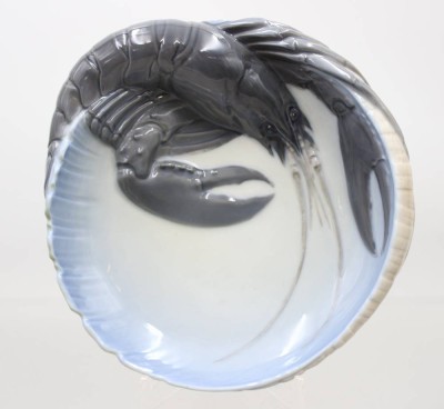 Auktion 374<br>Hummerschale, Royal Copenhagen, Dänemark, Entw. Jørgen Balslov, Modellnr. 3498, 1x Schleifstrich, ca. D-19cm [1]