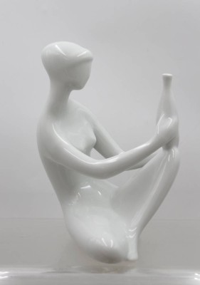 Auktion 374<br>sitzender weibl. Akt, Royal Dux, Entw. Jitka Forejtová, Weißporzellan, ca. H-22cm [1]
