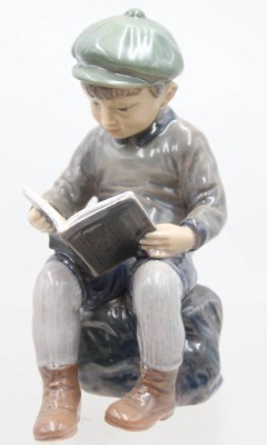 Auktion 374<br>Porzellanfigur „Lesender Junge“, Modellnr. 1096, Dahl Jensen, ca. H-14,5cm [1]