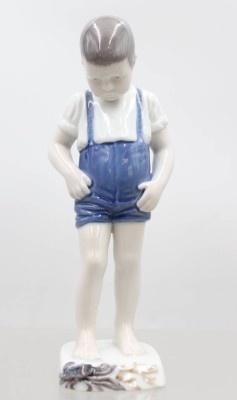Auktion 374<br>Junge mit Krebs, Bing & Gröndahl, Modellnr. 1870, Entw. Ingeborg Plockross-Irminger, polychrome Unterglasurmalerei, H-19,5cm [1]