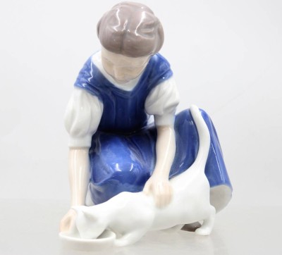 Auktion 374<br>Bing und Grøndahl Porzellanfigur, Mädchen mit Katze, Modellnr 1745, Entw. Ingeborg Plockross Irminger. ca. H-14cm, Katze am Ohr Chip [1]