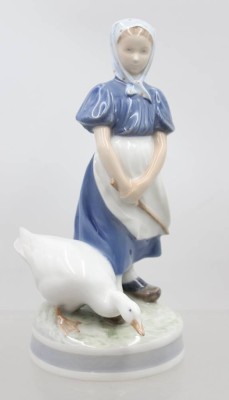 Auktion 374<br>Gänsemagd, Royal Copenhagen, Entw. Christian Thomsen, u. sign., Modellnr. 527, polychrom bemalt in Unterglasurfarben, auf rundem Sockel, H- 23 cm [1]