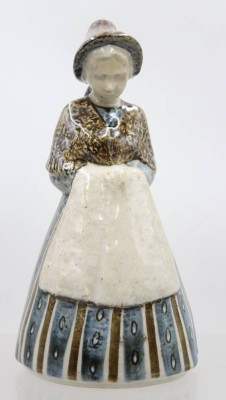Auktion 374<br>Dame in Kleid, Bing & Grøndahl, Entw. Gudrun Meedom Bæch, Modellnr. 7205, ca. H-23,5cm [1]