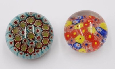 Auktion 374<br>2x  Murano Millefiori Glas-Briefbeschwerer, ca. H-5cm [1]